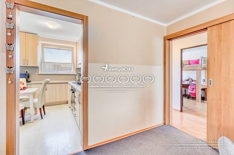 Konyha és gyerekszoba egy 4 szobás lakásban fa dekor padlóval.