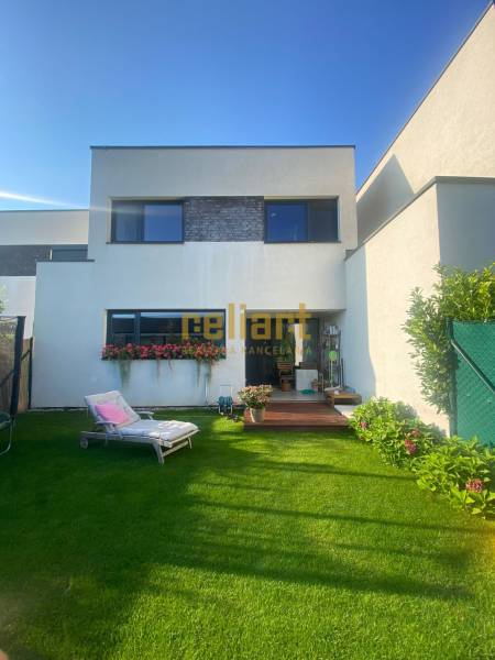 A Radová utcai családi háznak Újfalun gondozott kertje van napozóággyal.