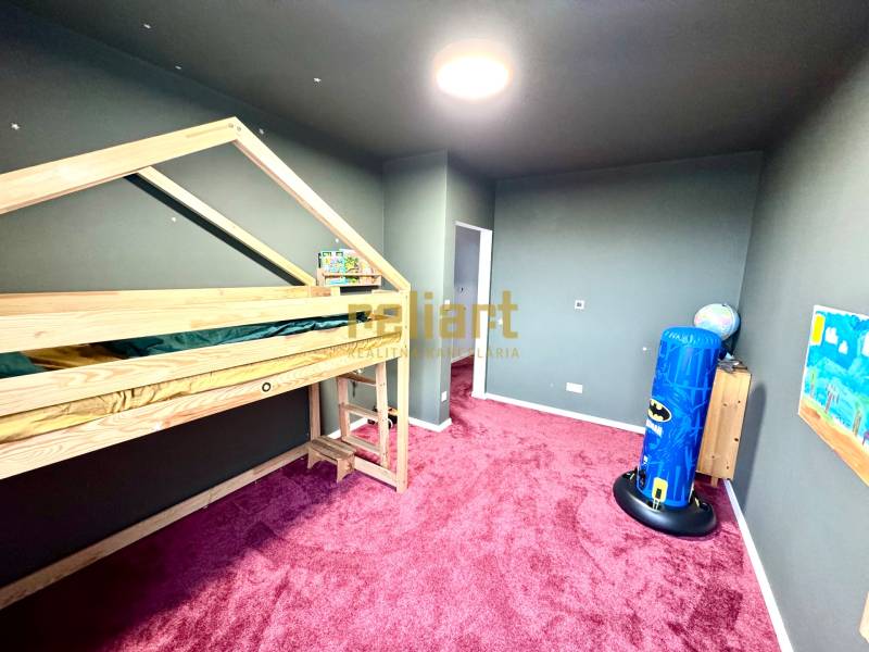 Gyerekszoba családi házban fa dekoros padlóval és emeletes ággyal.