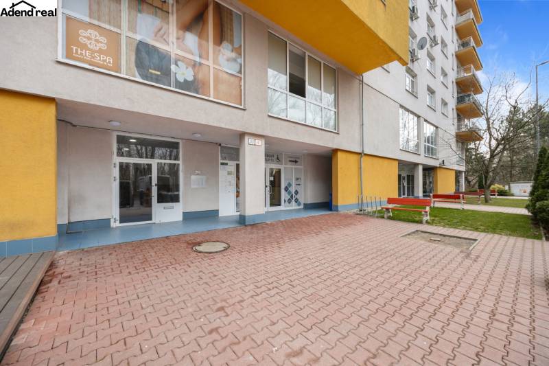 Az Antolska utcai épület külső része Pozsony-Petržalka városrészben, üzlethelyiségekkel.