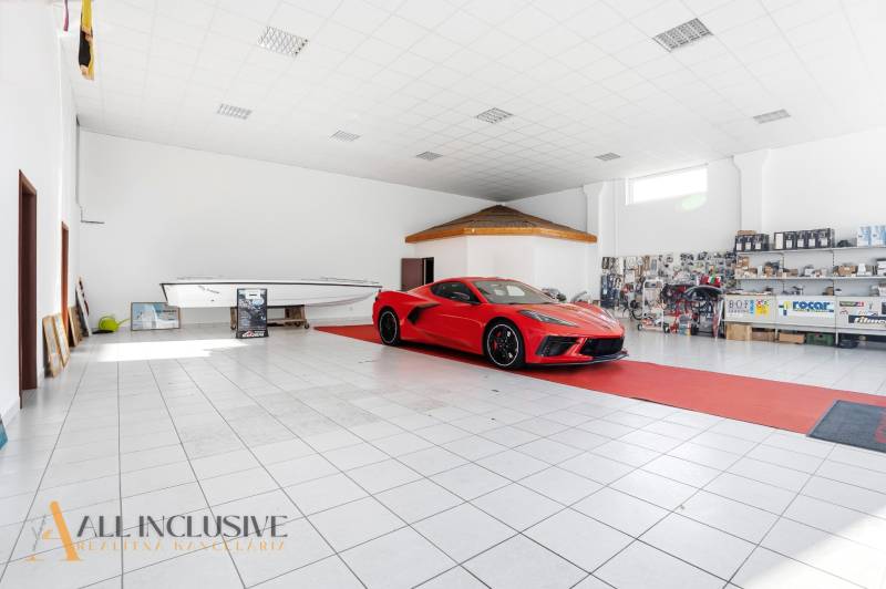 Piros autó és csónak eladó üzlethelyiségben Párkányban.