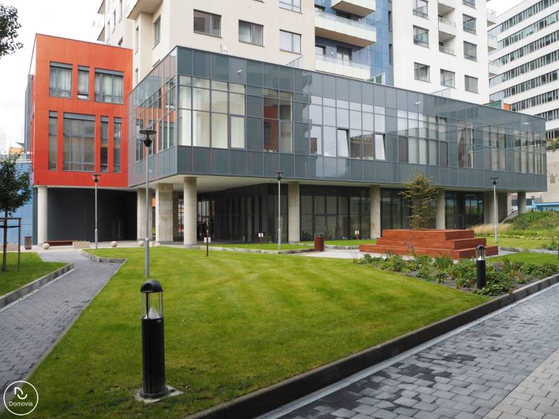 Egy modern épület nagy üvegfalakkal a Pozsonyi Plynárenská utcában, Ružinov városrészben.