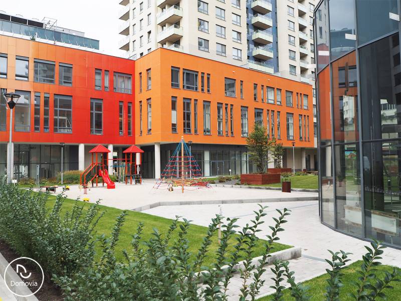 Játszótér modern lakóházakkal a Pozsonyi Plynárenská utcában, Ružinov városrészben.