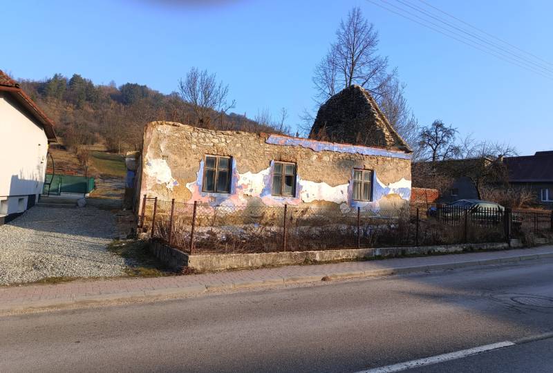 Elhagyatott épület a Sklabini telken, lakhatásra alkalmas.