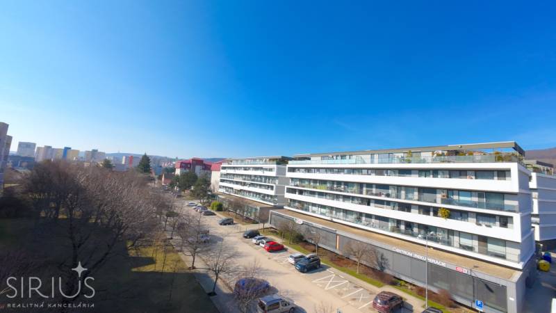 Lakókomplexum a Pri vinohradoch utcában Pozsony-Rača városrészben, kilátás a parkra és a parkolóra.