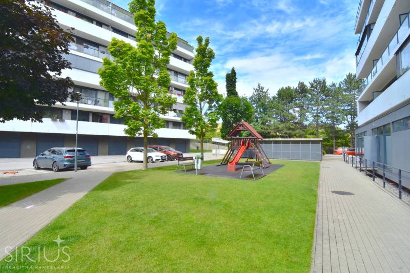 Játszótér a Pri vinohradoch utcai lakóházak előtt, Pozsony - Rača.