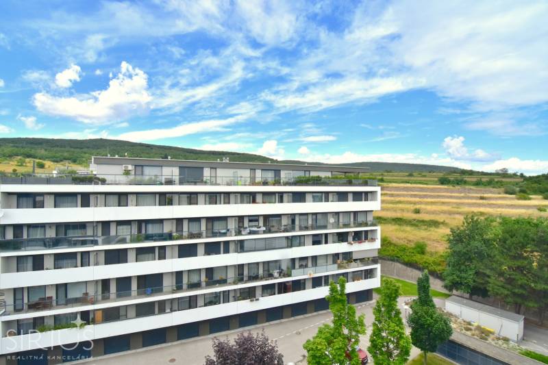 Konténerház Pozsony-Rača városrészben, a Pri vinohradoch utcában, kilátással a szőlőskertekre.