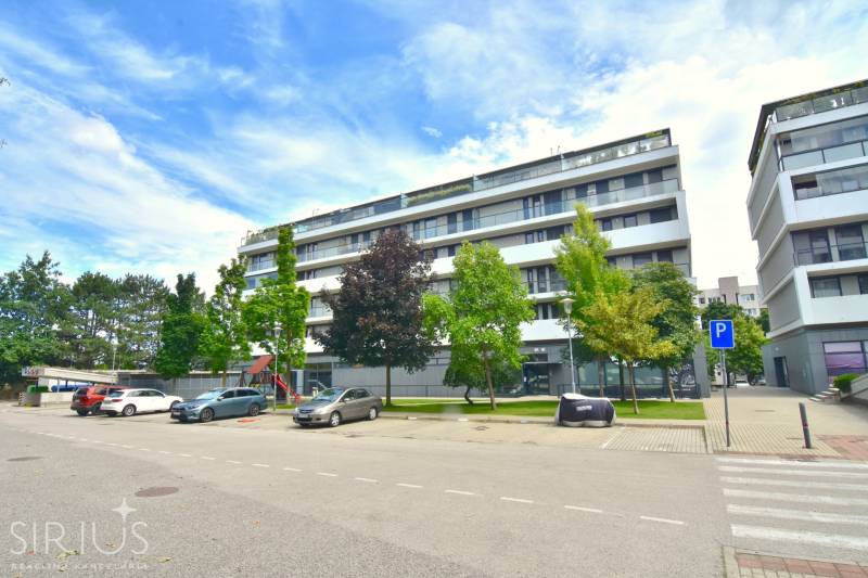 Lakókomplex zöldterülettel a Pri vinohradoch utcában, Pozsony-Rača.