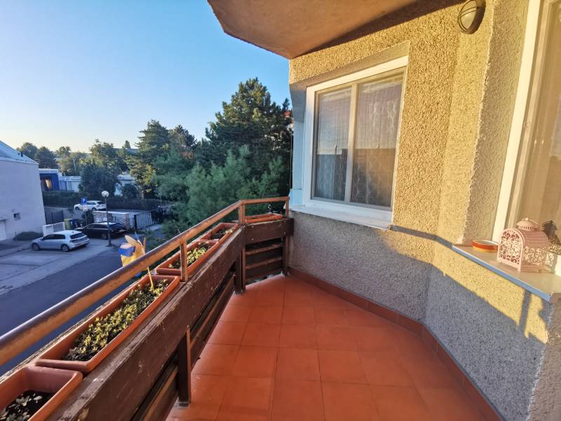 A Priekopnícka utcai 4 szobás lakás erkélye Pozsonyban - Podunajské Biskupice, virágládákkal.