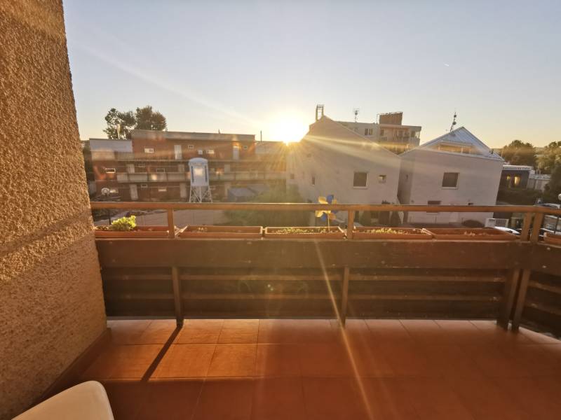 A Priekopnícka utcai 4 szobás lakás erkélye Pozsonyban - Pozsonypüspökin naplementekor.