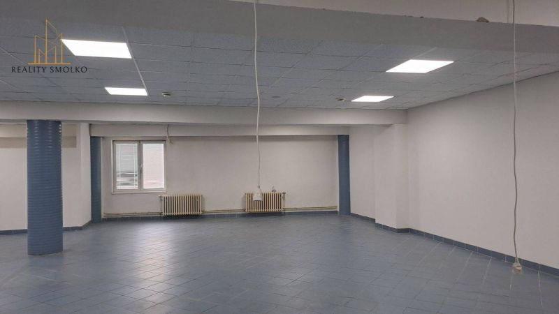 Világos üzlethelyiség öntött padlóval és oszloppal, felhasználásra alkalmas.