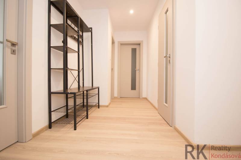 Lakás előszoba polcokkal és fa dekor padlóval, 3 szobás lakás.