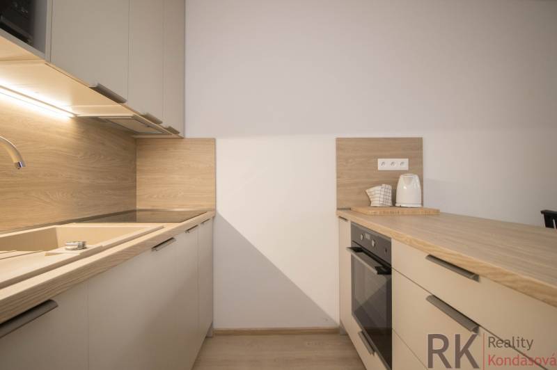 Konyhapult fa dekorációjú padlóval egy háromszobás lakásban.