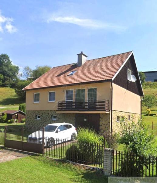 Családi ház Liptovské Revúcéban garázzsal és kerttel lejtős telken.