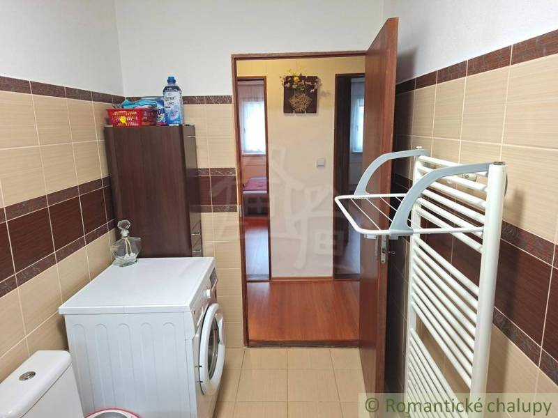 A fürdőszobában kényelmesen mos, a rendezett trükk családi ház elemeket sugároz, de gyöngyöt is.