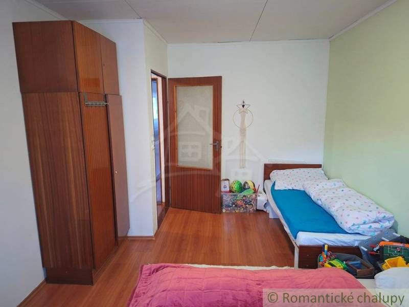 Gyerekszoba családi házban, fa dekoros padlóval és játékokkal.