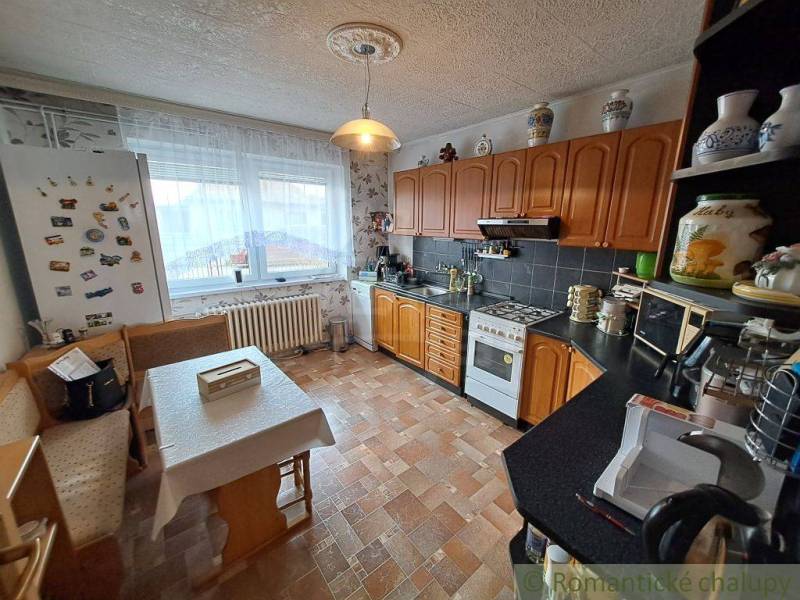 Egy otthoni konyhában, egy egyensúlyhiányos elrendezésben készült mosogatóval, és egy tollal túlsúlyozott paddal.