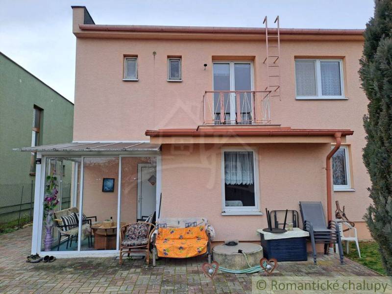 Családi ház Nagyripényben üvegezett terasszal és burkolt udvarral.