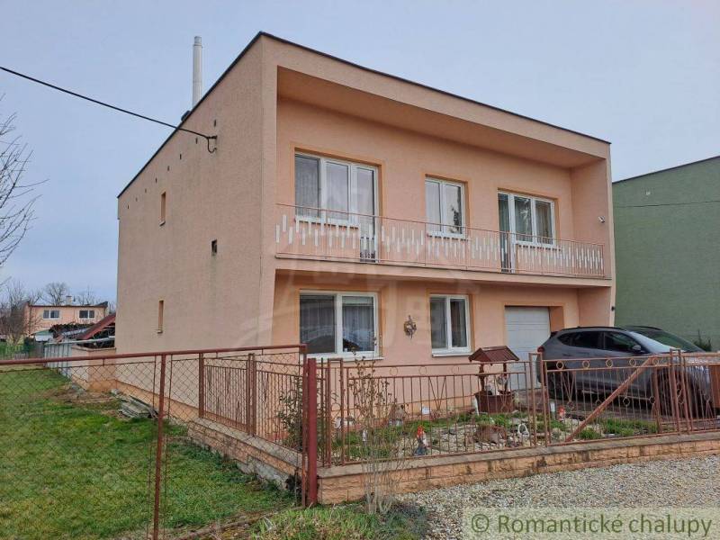 Családi ház Nagyrépényben erkéllyel és rendezett udvarral.