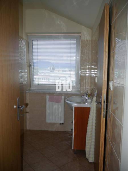 Fürdőszoba mosdóval, kilátással rendelkező ablak, radiátor, csempe, irodák.