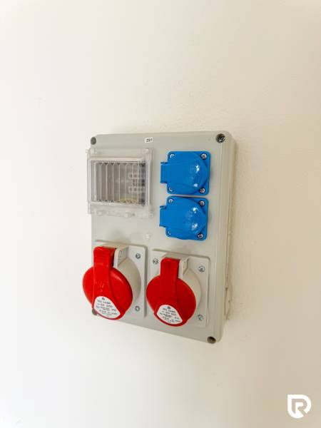 Elektromos szerelőpanel ipari aljzatokkal kereskedelmi helyiségekben.