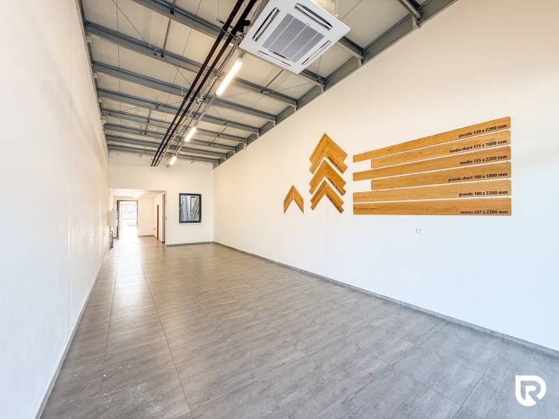 Kereskedelmi helyiségek fa mintázatú padlóval és faldekorációval.