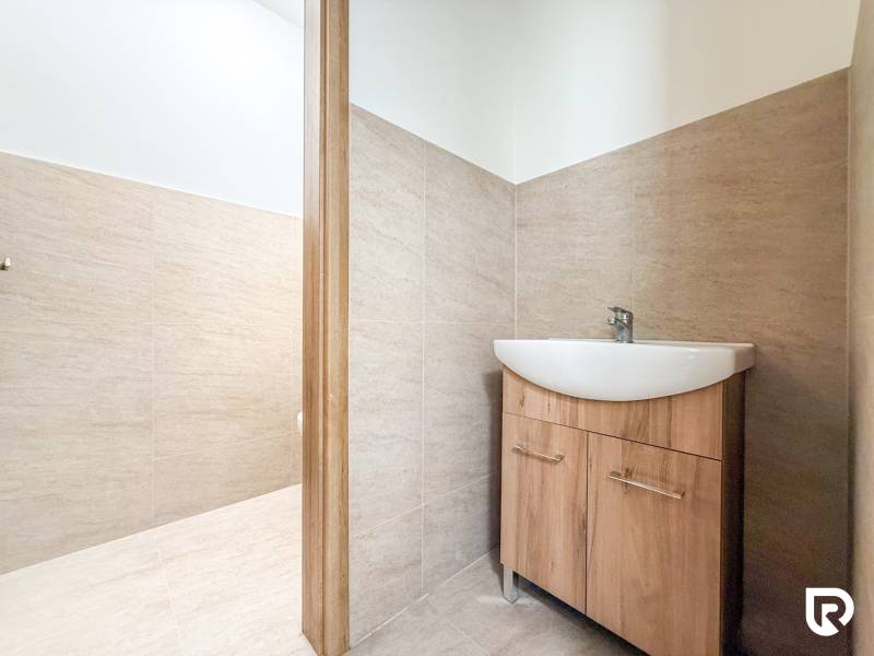 Samozrejme, poskytnite mi text, ktorý chcete preložiť do maďarčiny.