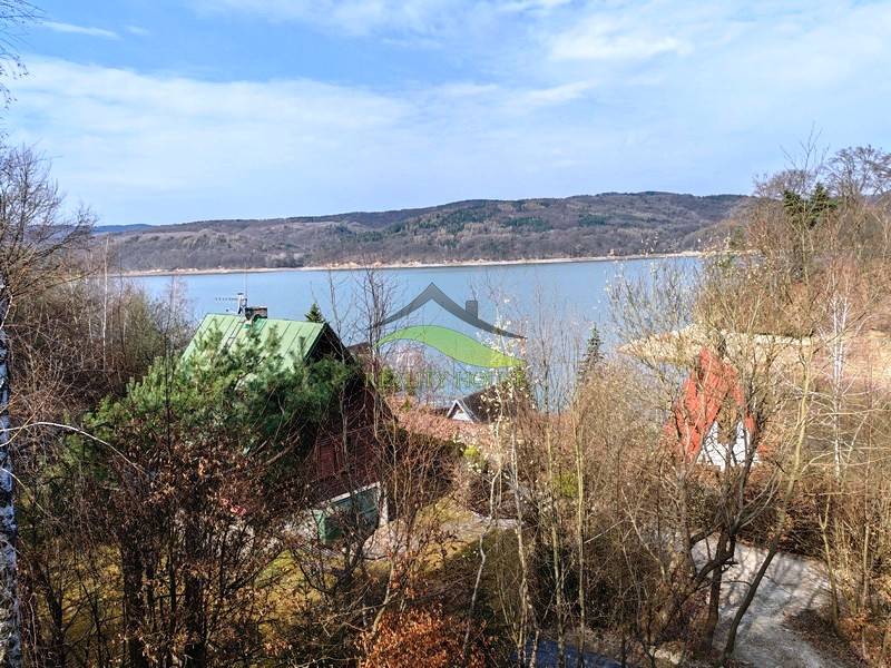 Kilátás a Holčíkovce-i házikóból a Nyúldombon, a tóval és az erdőkkel a háttérben.