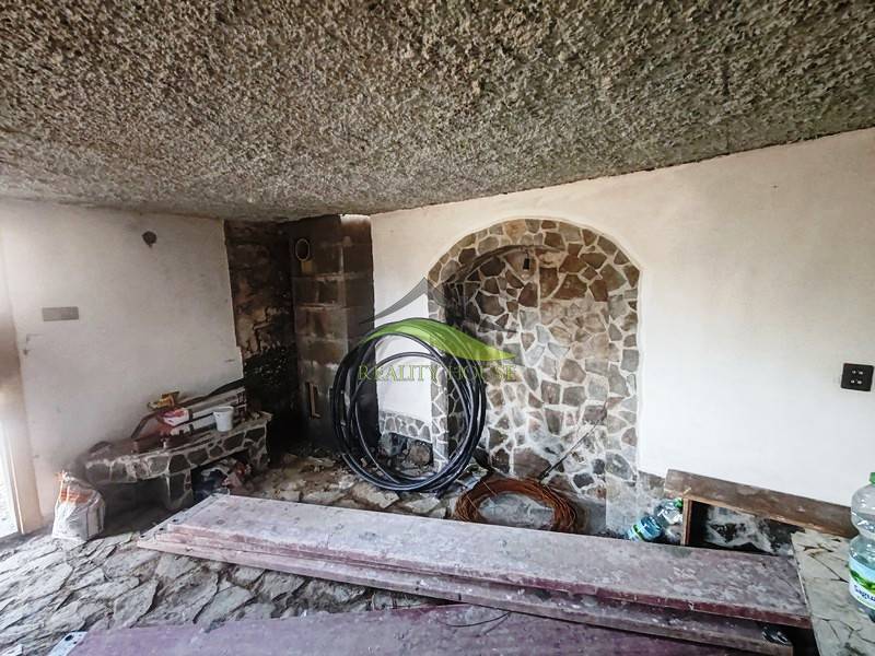 Kő belső tér fa dekor padlóval egy faházban.