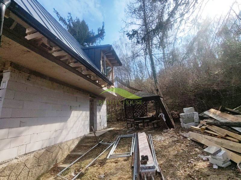 Nyúl-völgyi utca Holčíkovce-i ház fa pavilonnal, természet veszi körül.