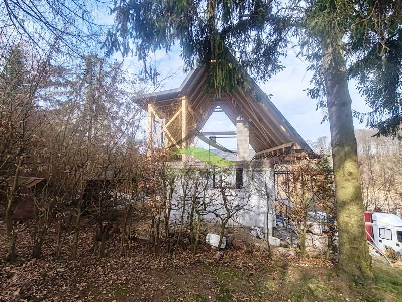 A Holčíkovce-i Nyúlvölgyben található ház építése, erdő és zöldövezet ölelésében.