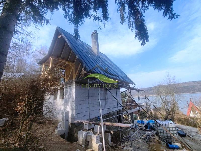 Házikó Holčíkovce-ban a Nyúlvölgyben, kilátással a tóra és a környező természetre.