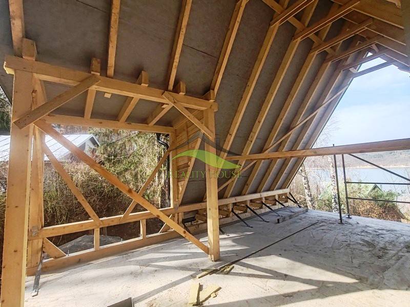 Folyamatban lévő faház építése a Holčíkovce-i Nyúldombon, kilátással a folyóra.