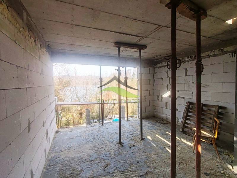 Házikó építése vízre néző kilátással a Holčíkovce-i Nyúlszakadéknál.