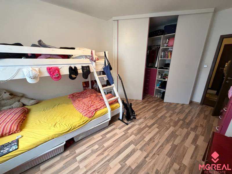 Ospravedlňujem sa, ale text, ktorý ste poskytli, je nejasný a obsahuje neúplné slová a vety, čo sťažuje jeho preklad. Mohli by ste poskytnúť viac kontextu alebo opraviť text? Rád vám pomôžem.