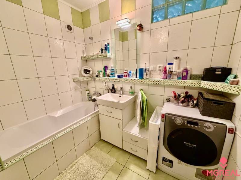 Fürdőszoba zuhanyzóval, gyakran használt, úgy néz ki, mint egy 3 szobás lakás része.