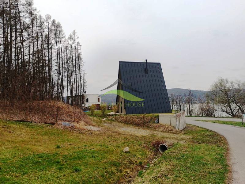 Házikó Holčíkovce-ban, az Eva utcában, az erdő mellett, nem messze a vízfelülettől.