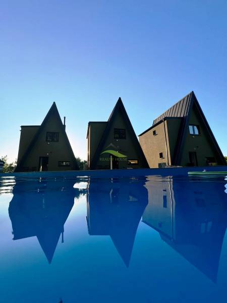 Evai utcai nyaralók Holčíkovce-ben a kék víztükrű medence mellett.