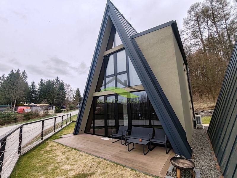 Eva utca-i ház Holčíkovce-ban ferde tetővel és terasszal.