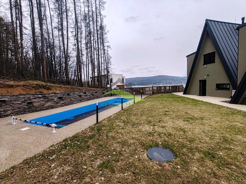 Egy ház az Evy utcában Holčíkovce-ban medencével és gyepes kerttel, erdővel körülvéve.