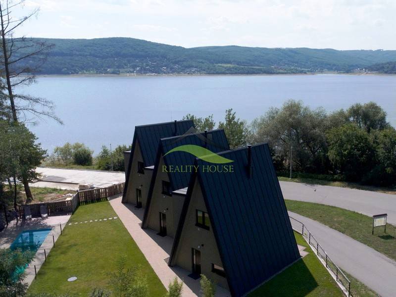 Egy folyóparti ház Holčíkovce-ban, az Eva utcában, kilátással a természetre.