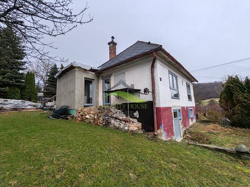 Családi ház a Piskoróc Hlavná utcáján vidéki jelleggel és kiterjedt kerttel.