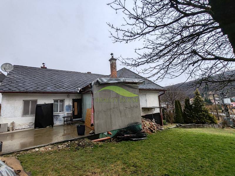 Családi ház a Fő utcán, Piskorócon, tágas udvarral és a háttérben természettel.