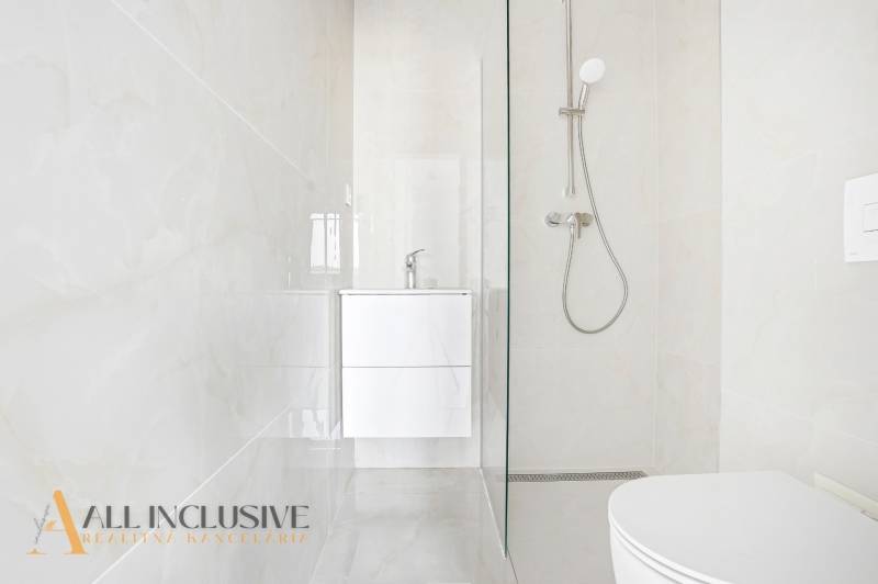 A háromszobás lakás fürdőszobájában egy gyöngyházból készült emelvény és egy fejlesztő kiemelkedik.