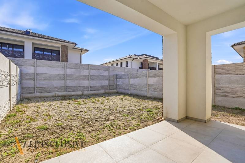 3 szobás lakás külső része a Dunaszerdahelyi Kisudvarnokon, bekerített telekkel.