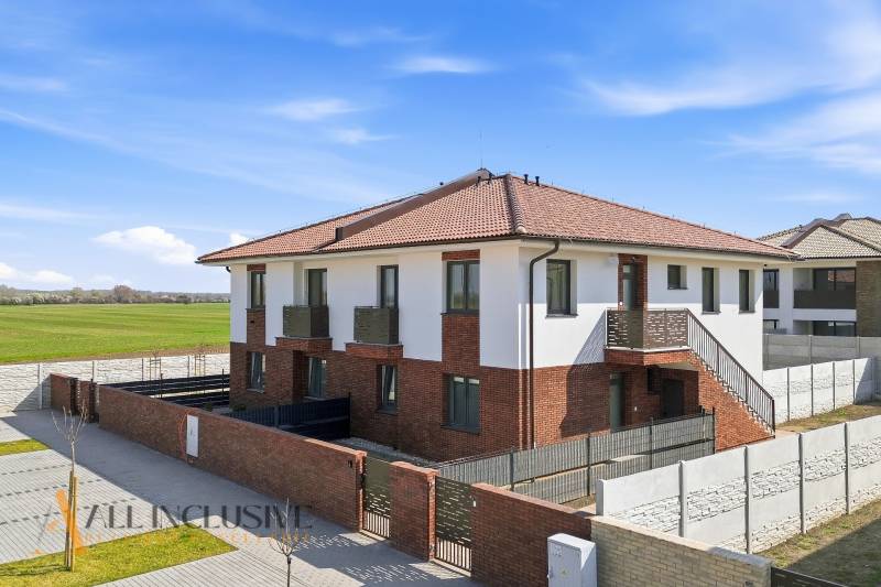 A Dunaszerdahelyi Kisudvarnokon található társasház külső része, amely 3 szobás lakásokat kínál.