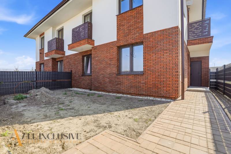 Téglafalú homlokzatú 3 szobás lakás a Dunaszerdahelyi Malé Blahovo utcában.