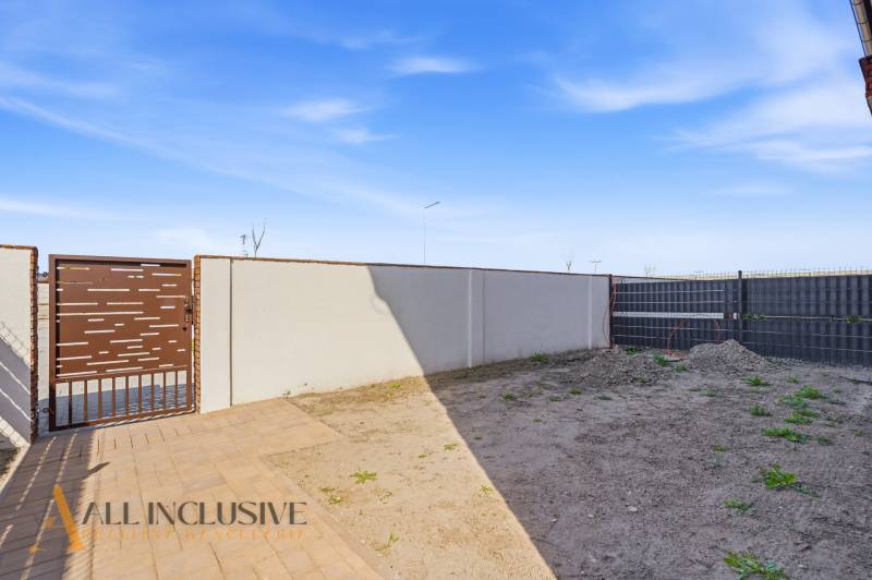 3 szobás lakás eladó Dunaszerdahelyen, Kisudvarnokon, térkövezett területtel.