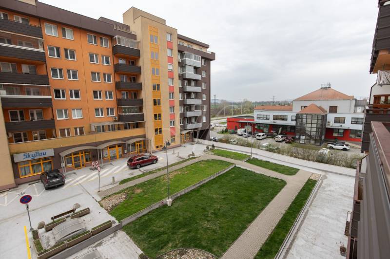 Lakókomplexum a Pozsonyi Vyšehrad utcában - Petržalkán parkolóval és zöldterülettel.