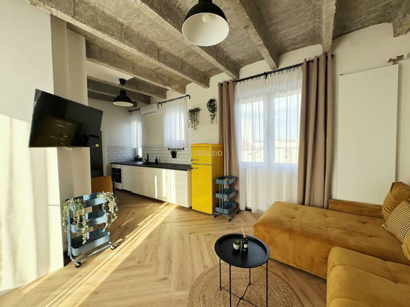 Nappali egy háromszobás lakásban fa dekorációjú padlóval és sárga hűtőszekrénnyel.